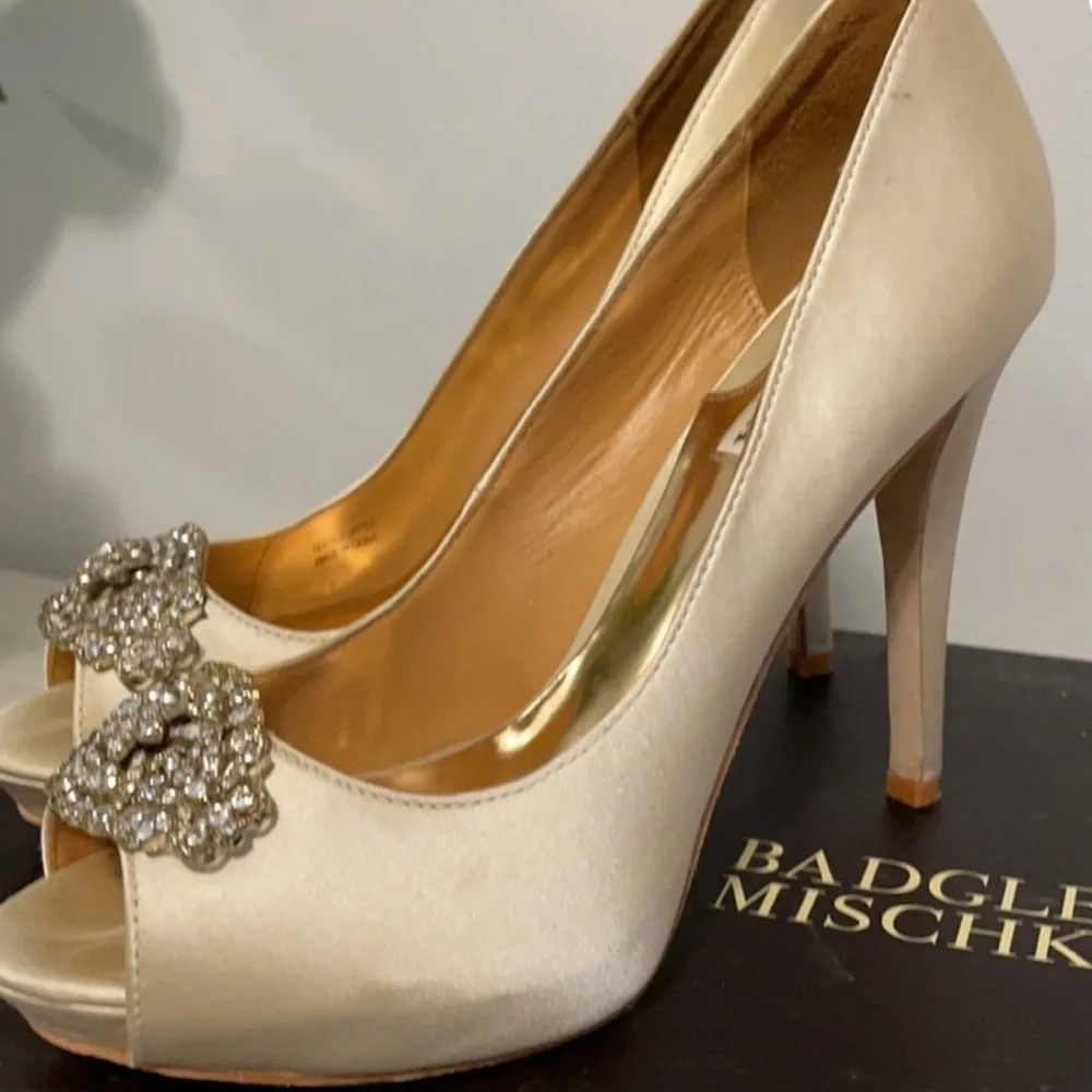 Badgley Mischka Women’s Goodie Vansat Champagne Satin Shoes Heels Size 7.5